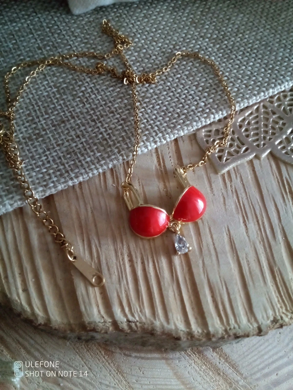 Collier doré pendentif bikini rouge – photo 2